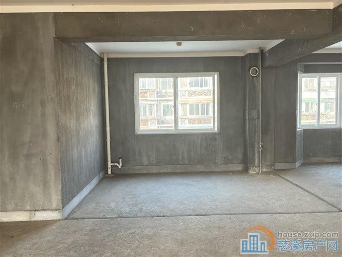 东兴苑 毛坯133平方 双车位 杂物间