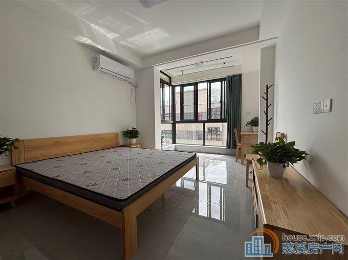 双和家苑中楼层精装一室一厅2100元