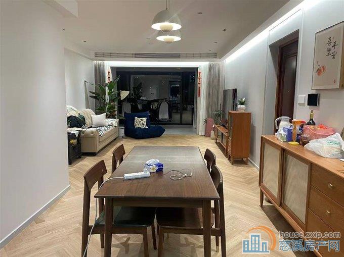 吾悦华府143平十车位一间