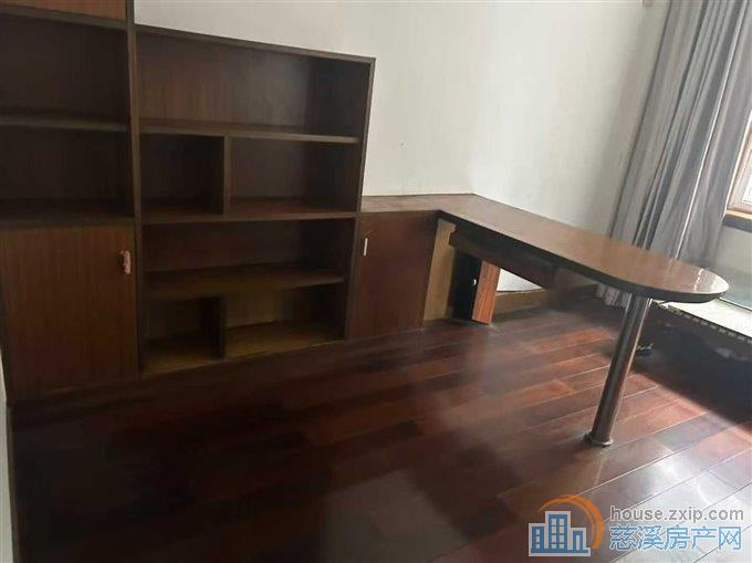 东兴苑北区1楼130平3室2600元直