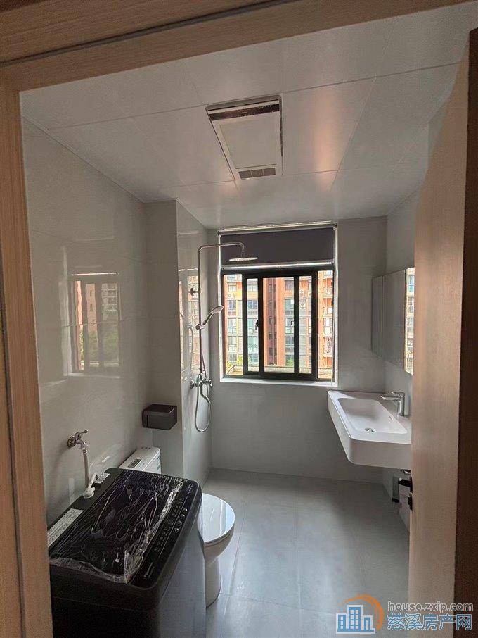 双和家苑中楼层精装一室一厅2100元