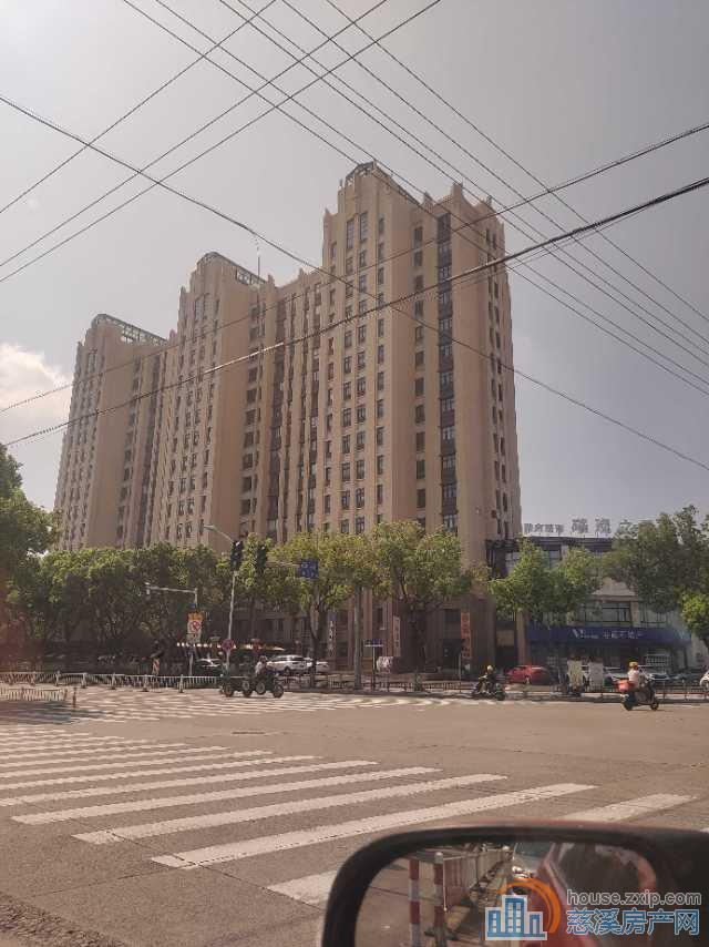 悦未来143平方带车位15楼210万