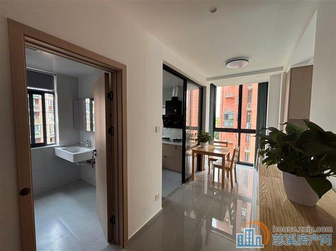 双和家苑中楼层精装一室一厅2100元