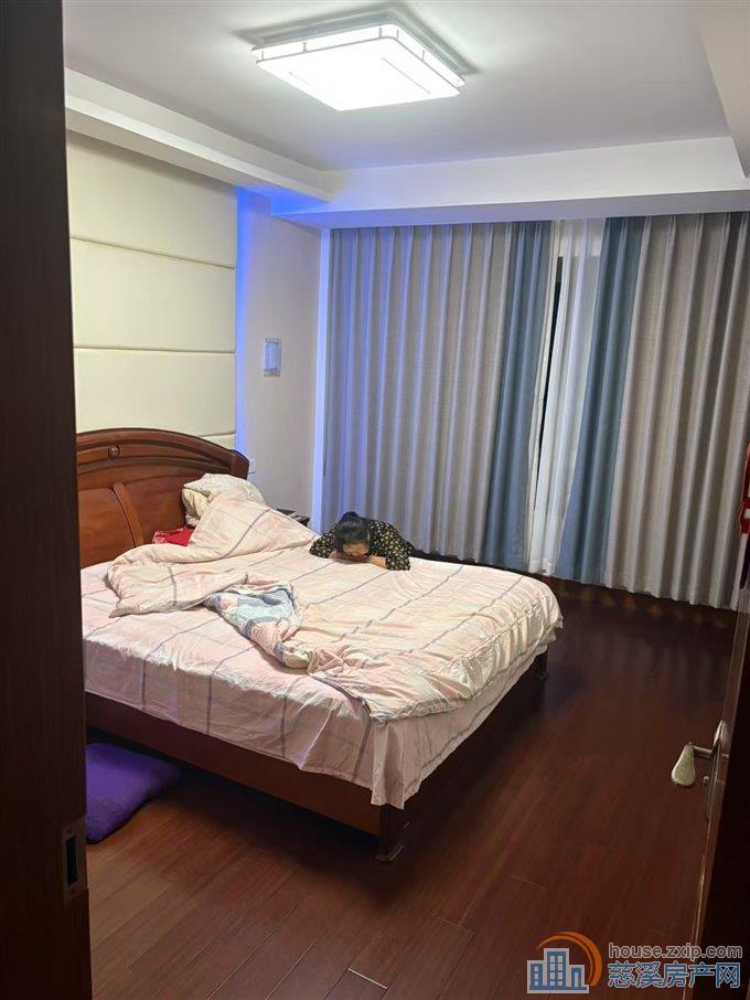 华泰西苑164平精装四室三卫3000元