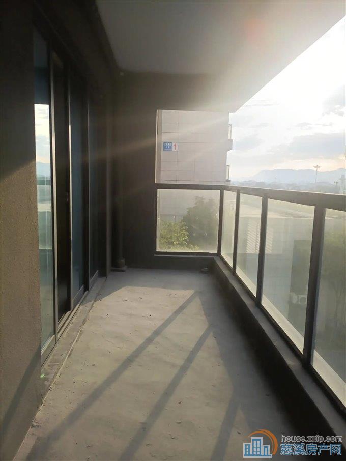 江樾潮启141平洋房带车位毛坯满2