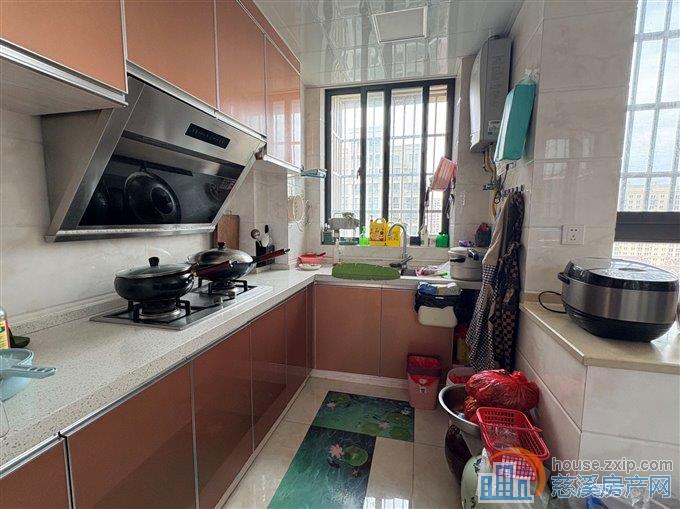 出售:鸣北小区南区黄金楼层精装修车位