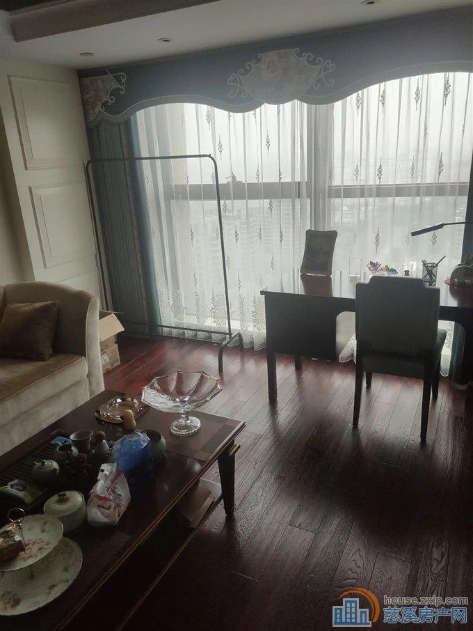出租嘉丽环球中心3600元/月