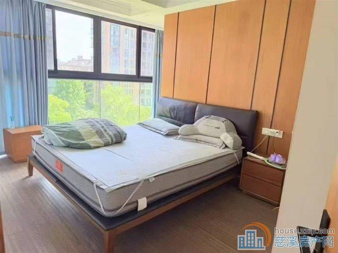  界牌新村98平车位6楼精装130万