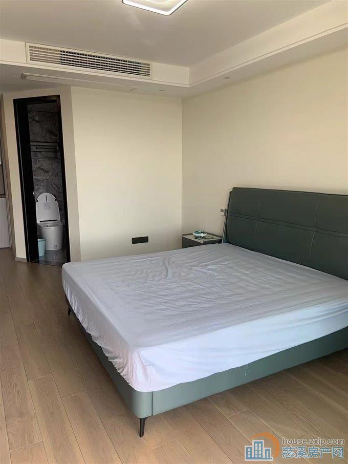 城南江岸臻园面积124平4500每个月