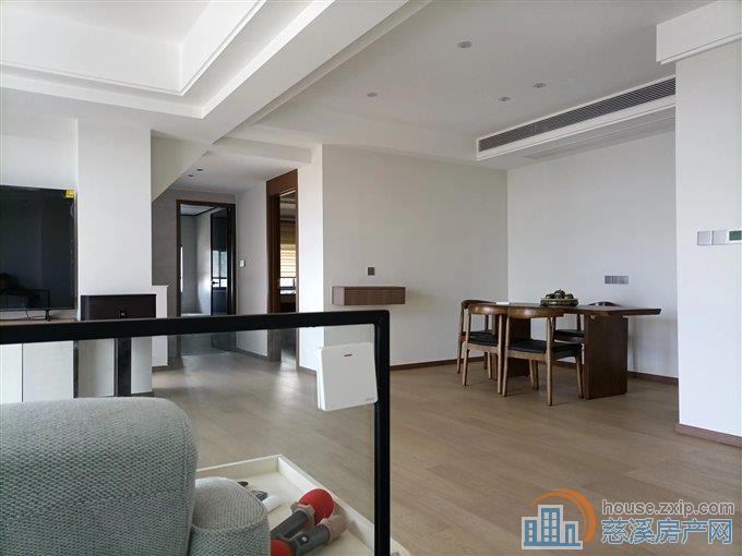 新城大道旁，嘉和名苑顶复豪华装修100万