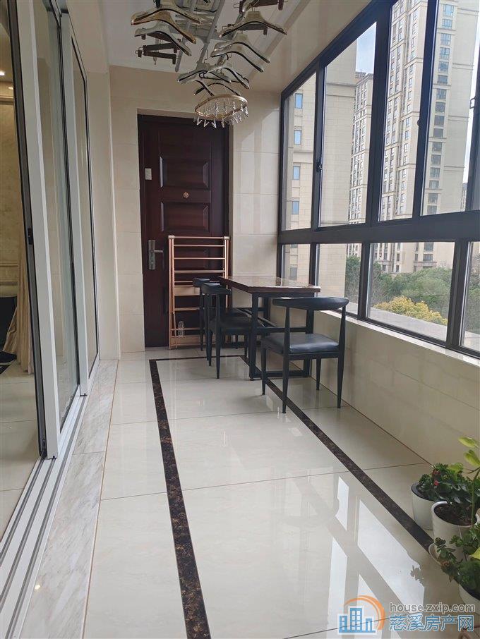 天悦湾花苑200平248万精装大四房