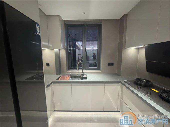 万固143平四开间,全新豪华装修288万