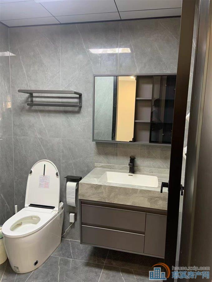 城南江岸臻园面积124平4500每个月