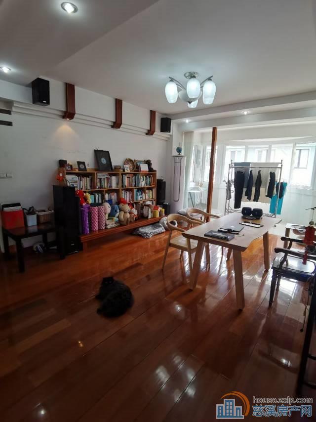 华泰苑中间楼层139平朝北车库160万