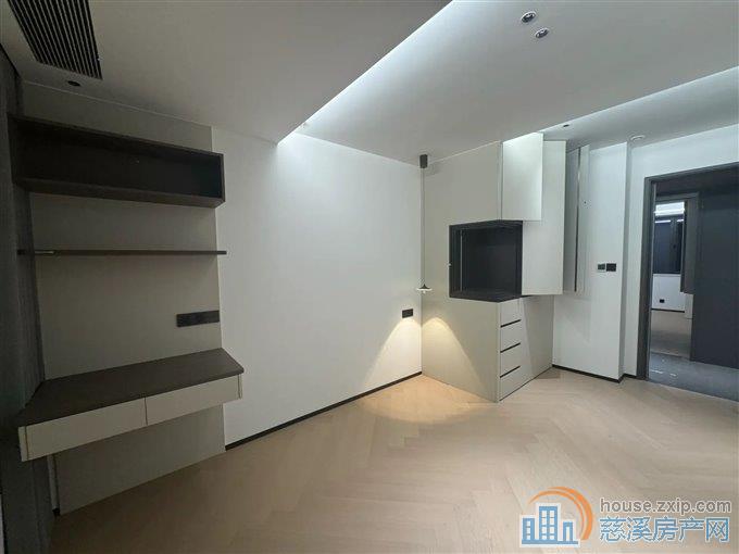 万固143平四开间,全新豪华装修288万