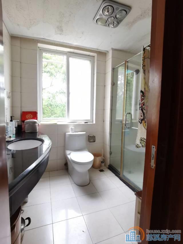 华泰苑中间楼层139平朝北车库160万