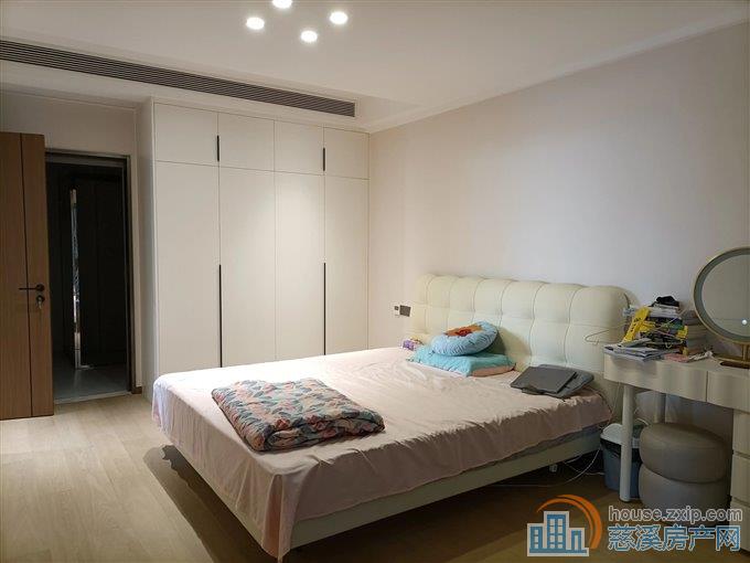 新城大道旁，嘉和名苑顶复豪华装修100万