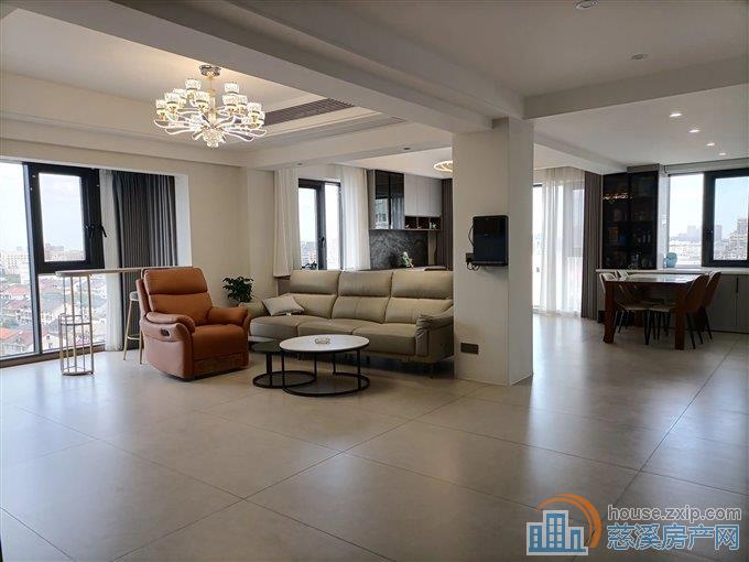 新城大道旁，嘉和名苑顶复豪华装修100万