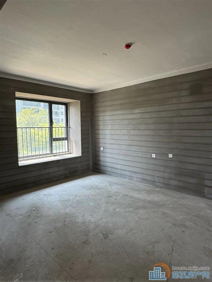 特价 泊蔚里 前面大草坪 朝南四间