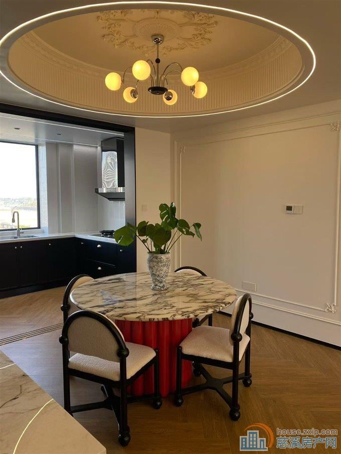 天钻花苑176平方全新装修318万