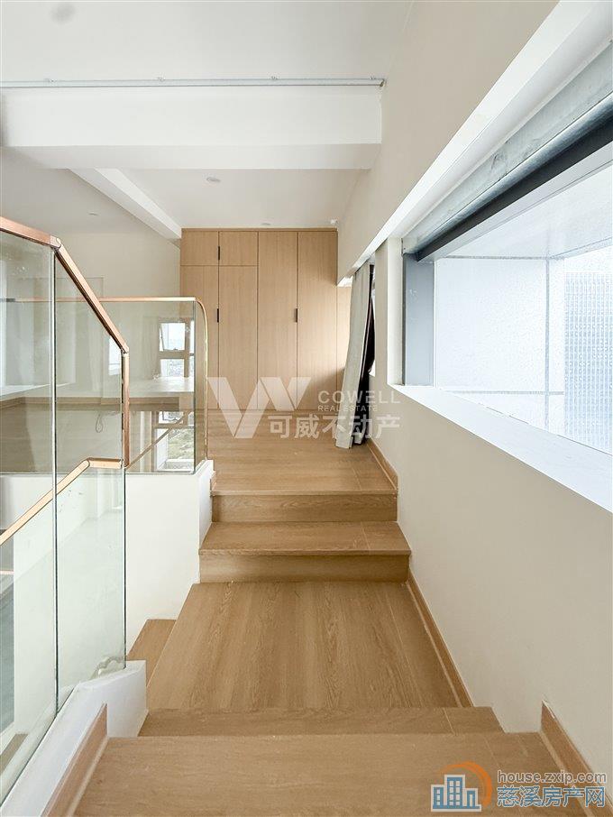 金科大厦 爱琴海旁复式精装公寓