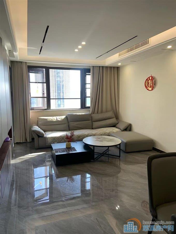 城南江岸臻园面积124平4500每个月