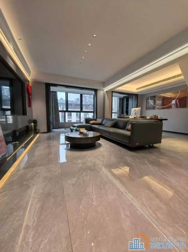 保利俯院顶楼175平车位一个