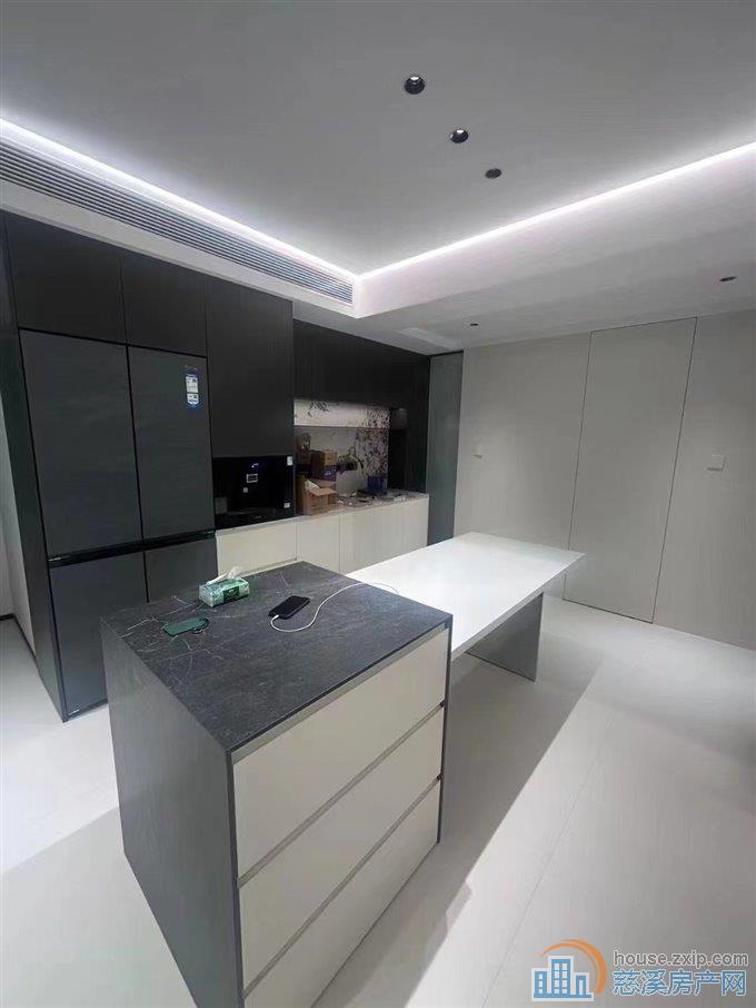 万固中上楼层四开间朝南全新精装直接钥匙在