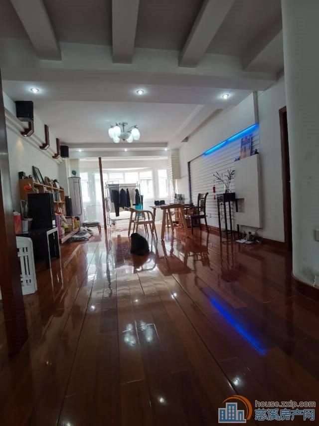 华泰苑中间楼层139平朝北车库160万