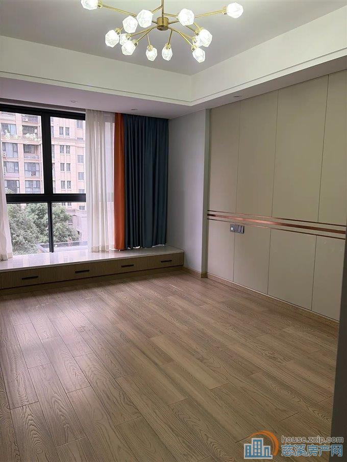 鸣北小区 婚装154平方175万带车位