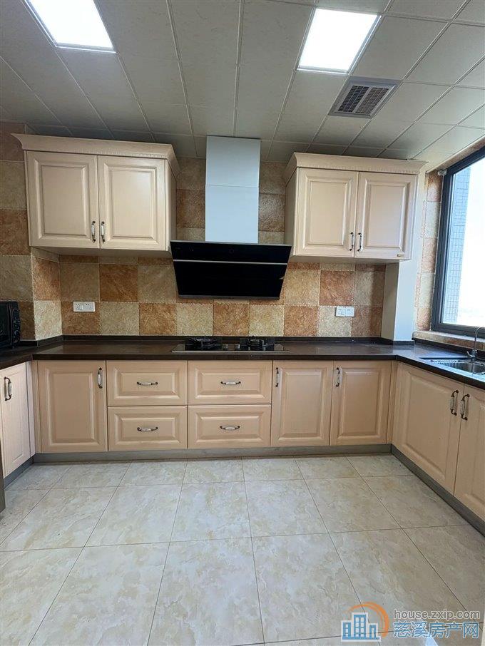 界牌新村 精装修 黄金楼层 带车位杂物间