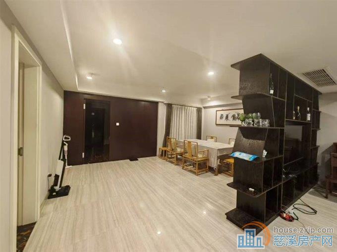 特价白金湾144平朝南2间半南北通精装