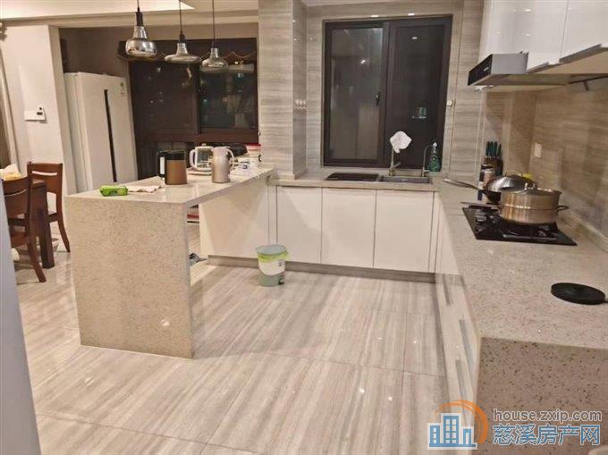 特价白金湾144平朝南2间半南北通精装