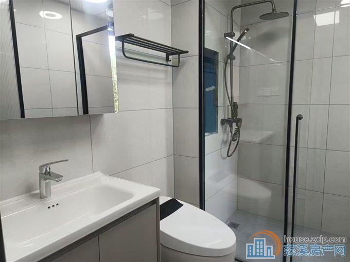 江南大院130平精装四室二卫5800元