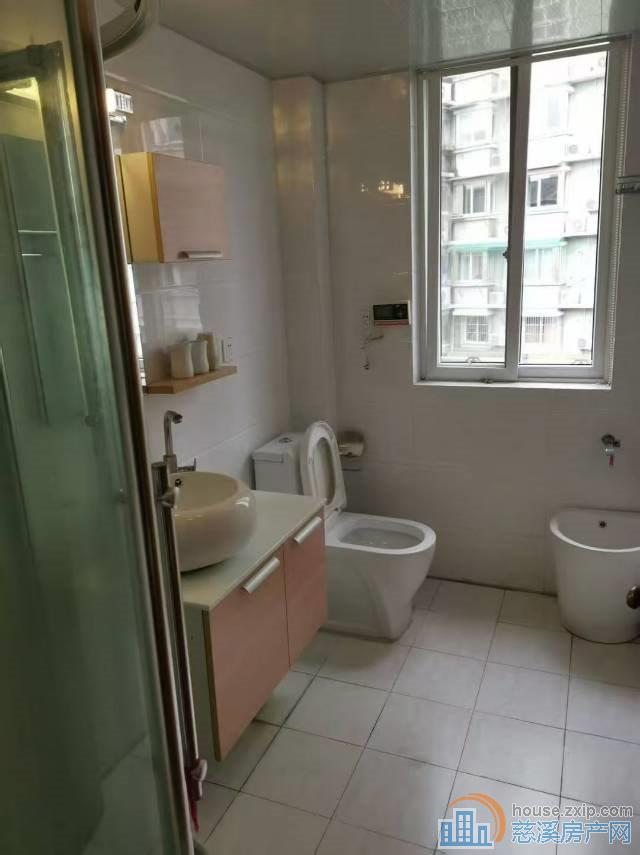 玲珑小区96平架空层二室一厅98万