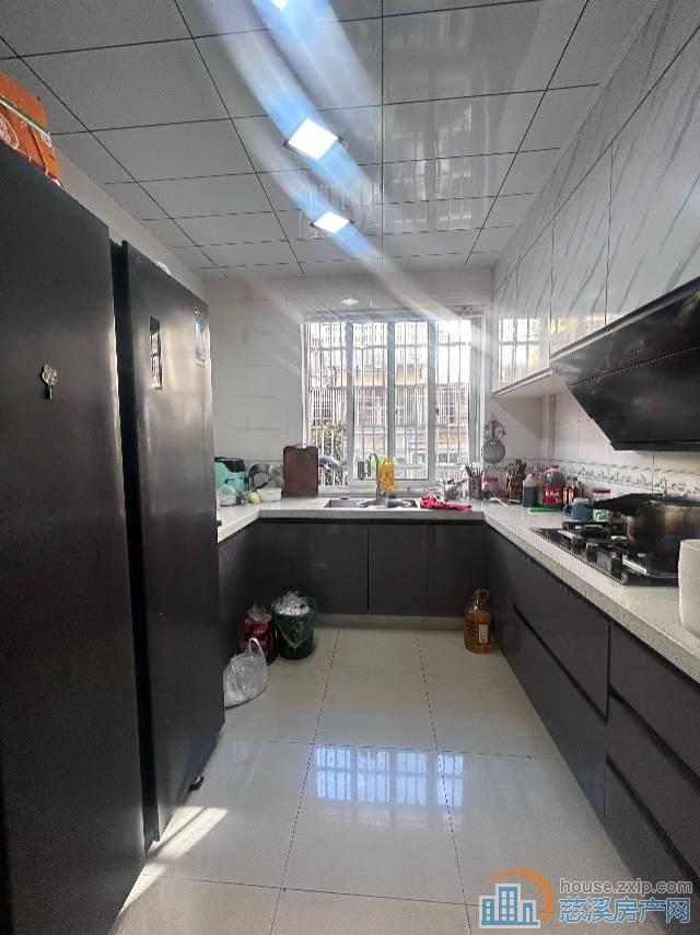 清泰公寓156平稀缺一楼精装带车库满2年