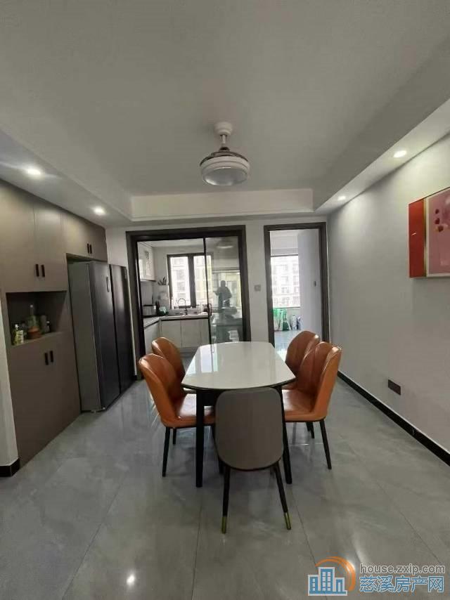 阅江府边套精装送家具133平四室228万