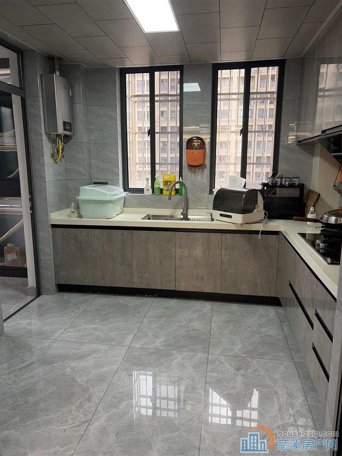 鸣北小区 婚装154平方175万带车位