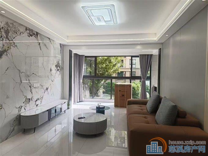 江南大院130平精装四室二卫5800元