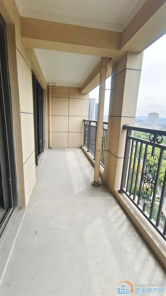 江滨之城 山景苑118平155万 双阳台