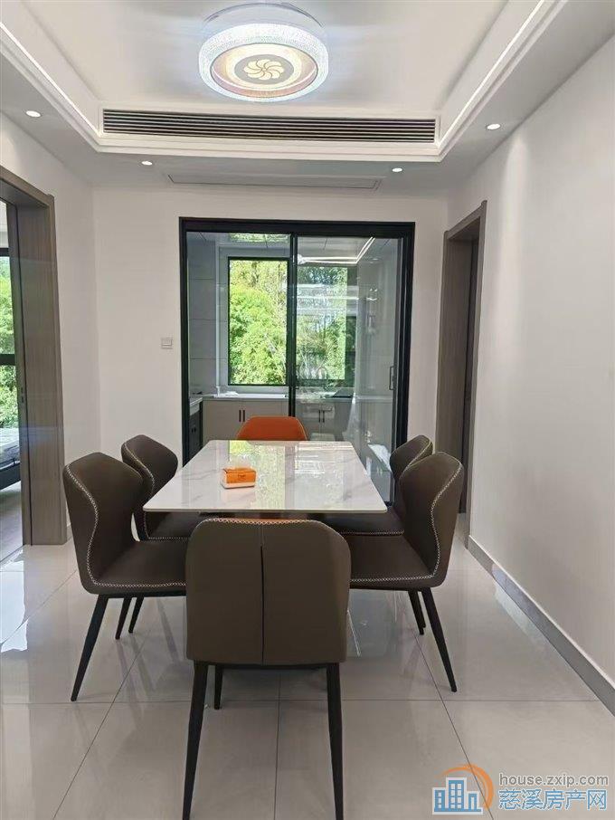 江南大院130平精装四室二卫5800元