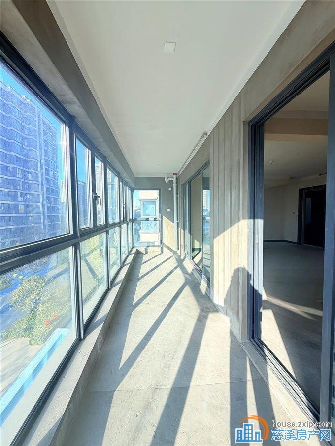 辉逸云庭143平 带大露台 219.8万