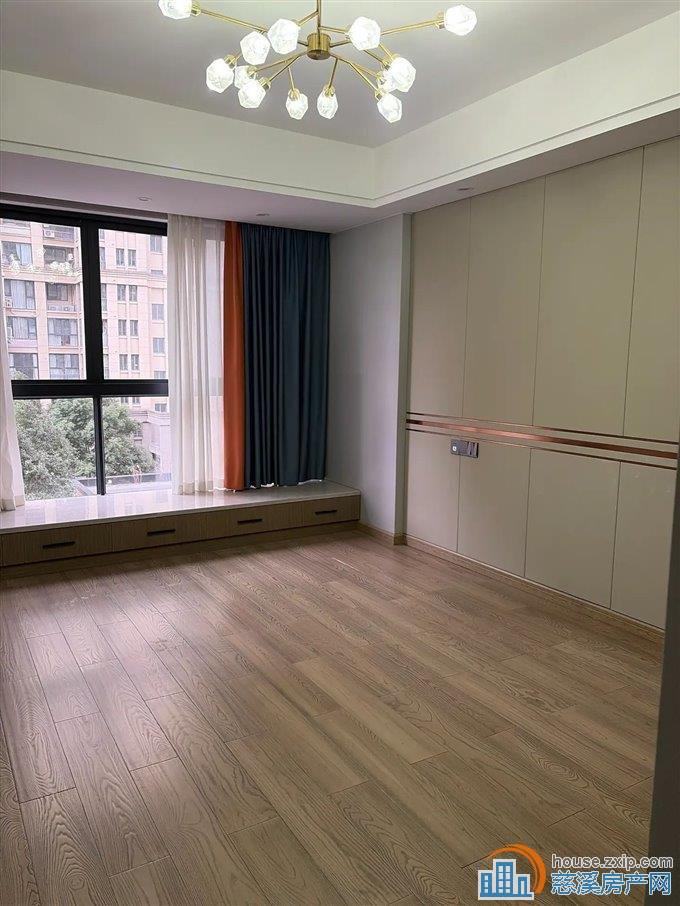 鸣北小区 婚装154平方175万带车位