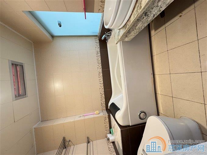 集贤斩中上层152平精装三室2800元 