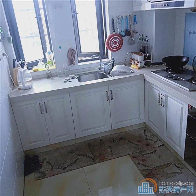 城西柏顿家园精装四室有车位2800元