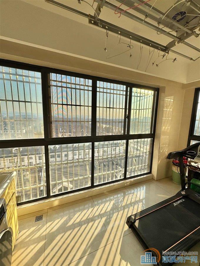 兴隆苑122平137万送车位三开间户型