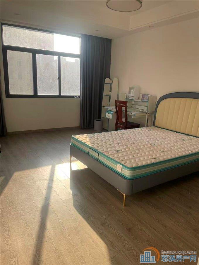 双和家苑140平精装三室二卫3200元