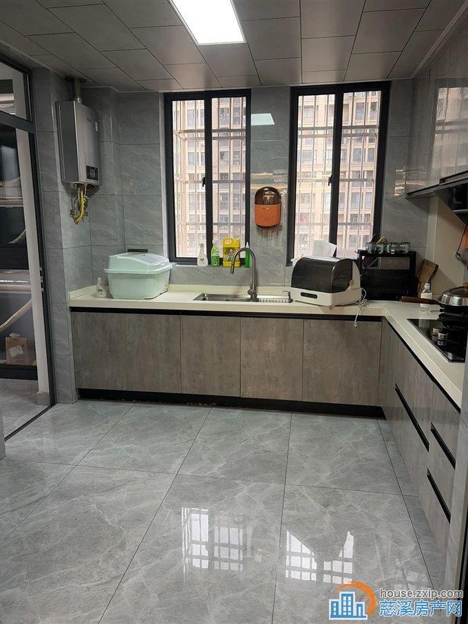 鸣北小区 婚装154平方175万带车位