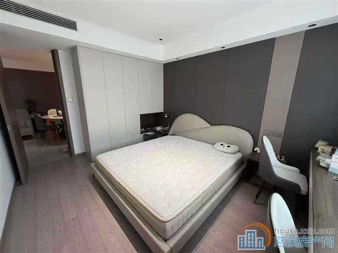 舜韵华庭3楼138平豪装送车库92.8万