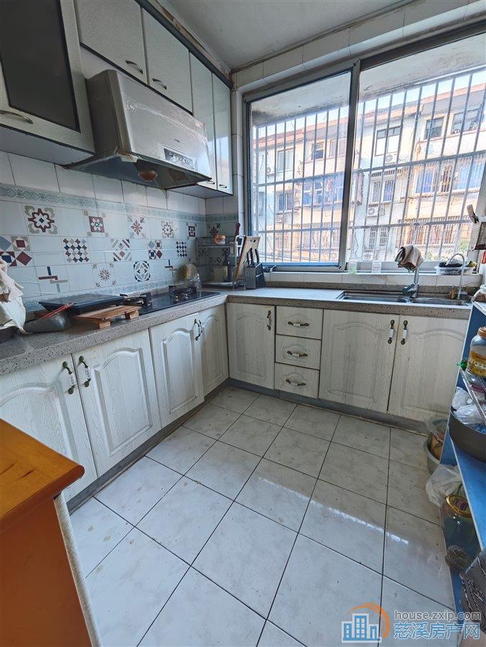 慈兴小区3楼74平+储藏室自住精装直接钥